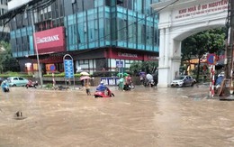 Hà Nội mưa cả đêm, khắp nơi ngập sâu, giao thông tắc cứng