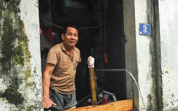 Phố ngập như sông, giữa trưa người Hà Nội làm điều hiếm thấy