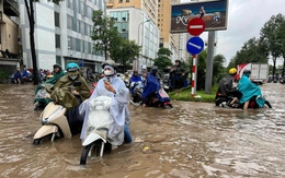 Hà Nội ngập, “hóa thành sông” sau trận mưa lớn