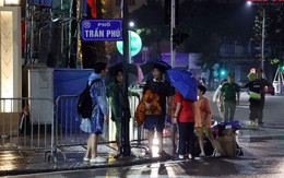 Người dân Hà Nội 'trải bạt giữ chỗ' xuyên đêm chờ xem sơ duyệt diễu binh, diễu hành