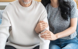 Chồng già đột quỵ trong ngày cưới, vợ kiểm soát rồi chiếm đoạt 4 tỷ đồng