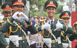 Chiến sĩ A80 'thả tim', vẫy tay chào người dân chờ xem sơ duyệt diễu binh
