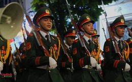 Khoảnh khắc những người lính 'đi trong vòng tay nhân dân' tại buổi sơ duyệt cấp Nhà nước lễ diễu binh, diễu hành A80