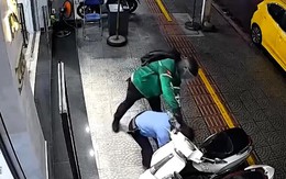 Video: Khoảnh khắc thanh niên táo tợn hành hung bảo vệ, đập tủ kính, cướp tiệm vàng ở Đà Nẵng
