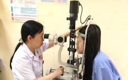 Cô gái 20 tuổi ở Quảng Ninh nhập viện vì sai lầm khi đeo kính áp tròng