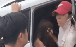 Vợ chở con đi mua đồ phát hiện chồng ngoại tình, đánh ghen ngay giữa phố