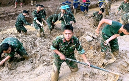 Quân đội khẩn cấp cứu trợ, dựng nhà bạt dã chiến cho dân vùng lũ Điện Biên