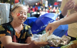 Tổng duyệt diễu binh, diễu hành A80: Ấm áp nghĩa tình Hà Nội từ những nắm cơm muối vừng
