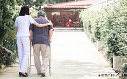 Cả làng chê trách khi tôi đưa bố vào viện dưỡng lão nhưng ông lại nở nụ cười