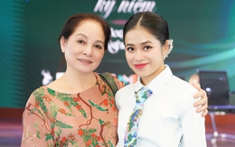 Nữ ca sĩ xứ Nghệ mang quân hàm Đại úy làm liveshow để nhìn lại chặng đường 15 năm với âm nhạc