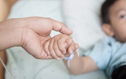 Những bệnh trẻ dễ gặp khi giao mùa, cha mẹ nhất định phải biết để không phải 'cuống cuồng' giữa đêm