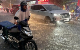 Mưa lớn kéo dài khiến nhiều tuyến đường tại TP.HCM ngập sâu, khó di chuyển
