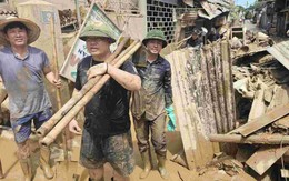 Xúc động hình ảnh hàng trăm giáo viên tình nguyện đến vùng lũ dọn dẹp trường lớp
