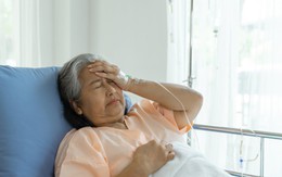 Mở hộp quà con dâu để lại sau ly hôn, mẹ chồng bật khóc khi thấy một dòng chữ