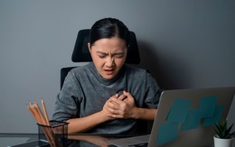 Thức khuya, 'dán' mắt vào màn hình: Người trẻ đối mặt nguy cơ đột quỵ ngay trong lúc làm việc