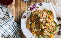 Muốn giảm cân mà thèm cơm rang thì làm ngay theo công thức này: Dễ nấu mà giòn ngon không thua 'phiên bản thật'