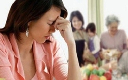 Không có tiền biếu quà xịn, tôi bị mẹ chồng bôi nhọ khắp nơi