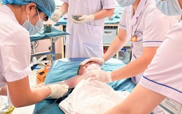 Bất cẩn khi ăn lẩu, 3 trẻ ở Hà Nội phải vào viện cấp cứu