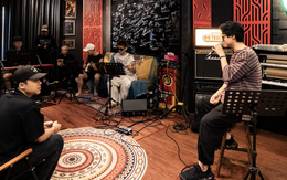 Lộ hình ảnh hậu trường Hà Anh Tuấn tập luyện trước thềm 'V Concert - Rạng rỡ Việt Nam'