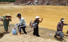 Nghệ An: Người dân các bản bị cô lập chủ động vận chuyển nhu yếu phẩm qua sông