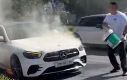 Ô tô Mercedes bốc cháy trên đường ở Hà Nội
