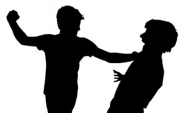 Đang ở nhà, người đàn ông bị tấn công nhập viện