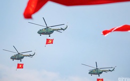 Ngắm lại trực thăng kéo cờ Đảng, cờ Tổ Quốc qua Quảng trường Ba Đình trước ngày đại lễ