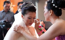 Vừa thay bộ váy cưới, mẹ chồng dúi ngay cho tôi cuốn sổ tiết kiệm và một lời nhắn ám ảnh