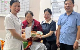 Đi nhận quà Quốc khánh, sản phụ chuyển dạ sinh con được thêm 1 phần quà