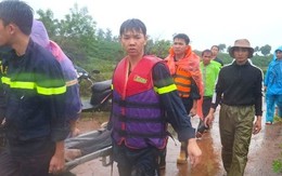 Cả nhà đi chung một xe máy, bị nước cuốn trôi khi qua đập tràn