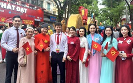 NSND Thu Quế rạng rỡ trong thiết kế áo dài của NTK Bích Liên tại A80