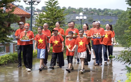 Nhiều gia đình mặc áo cờ đỏ sao vàng lên mộ phần mời người thân về đón Tết Độc lập dịp Vu lan báo hiếu