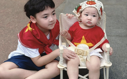 'Khối tí hon yêu nước' nhà Tú Anh, Phương Oanh khiến fan xuýt xoa vì quá dễ thương