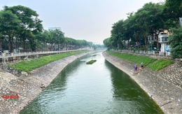 Sông Tô Lịch 'hồi sinh': Nước trong xanh, người dân mang cần ra câu cá