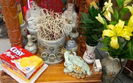 Đặt cóc ngậm tiền bên trái hay phải trên bàn thờ Thần Tài để mang lại sự giàu có cho gia chủ