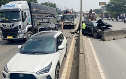 Hiện trường 8 ô tô tông liên hoàn trên quốc lộ: Xe lật, bánh văng, khách hoảng loạn