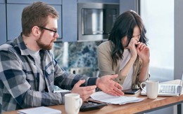 Vợ vay tiền chơi cờ bạc, chu cấp tình trẻ: Chồng có phải trả nợ khi ly hôn?