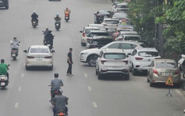 Ô tô chiếm vỉa hè, 'xếp hàng' dưới lòng đường Phạm Văn Đồng ở Hà Nội