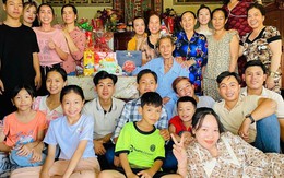 Cụ ông U100 chống gậy dắt vợ từng bước, tình yêu gần 70 năm gây xúc động