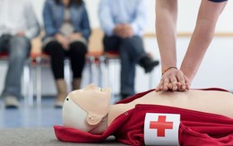 Khi cấp cứu cho bệnh nhân ngừng tuần hoàn hô hấp, bác sĩ lưu ý điều gì?