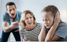 Khi tình yêu của cha mẹ trở thành 'xiềng xích': Những hành vi này rất dễ khiến con mắc chứng trầm cảm