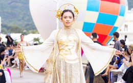 Tôn vinh áo dài trên bờ biển Vĩnh Hy