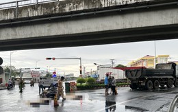 Va chạm với ô tô dưới cầu vượt, đôi vợ chồng tử vong tại chỗ