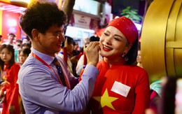 NSND Thu Quế rạng rỡ trong thiết kế áo dài của NTK Bích Liên tại A80