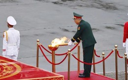 Xúc động hình ảnh vị tướng thắp sáng đài lửa truyền thống tại lễ diễu binh