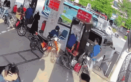 Thót tim cảnh ô tô lùi đổ trụ bơm, nhân viên cây xăng thoát nạn trong gang tấc ở Hà Nội