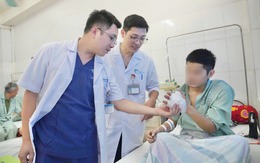 Bất cẩn, thanh niên 24 tuổi ở Quảng Ninh bị chấn thương nặng, 2 ngón tay gần đứt rời