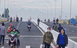 Lần đầu người dân được đi xe máy qua cầu Phong Châu mới