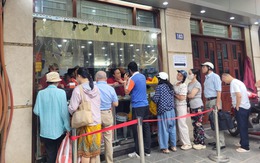 Hà Nội: Người dân xếp hàng chờ mua bánh trung thu truyền thống, có hạn sử dụng ngắn ngày