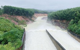 Nhiều hồ chứa ở Hà Tĩnh xả tràn ứng phó mưa lớn